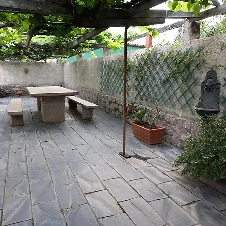 Сasa de vacaciones Charming House In Parada With Large Garden